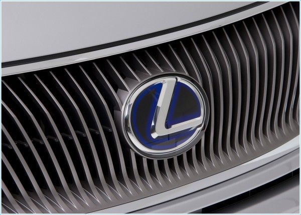La couleur de l’emblème de Lexus